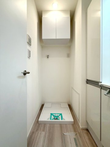 洗濯用防水パンの上部には扉付きの収納