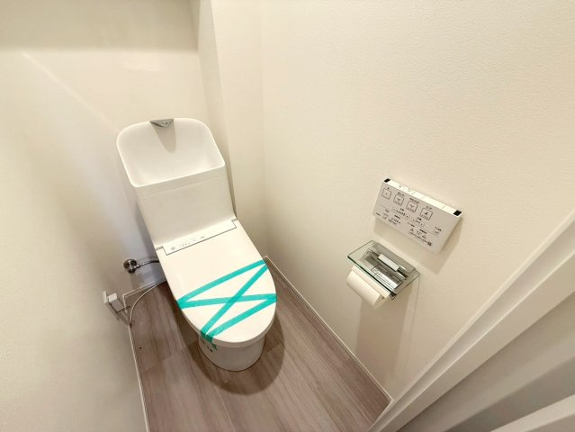洗浄機能付トイレの上部にも扉付きの収納あります