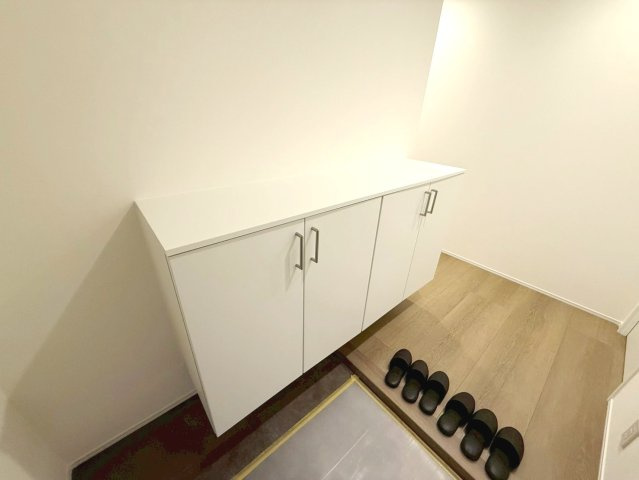 玄関のシンプルなシューズボックス