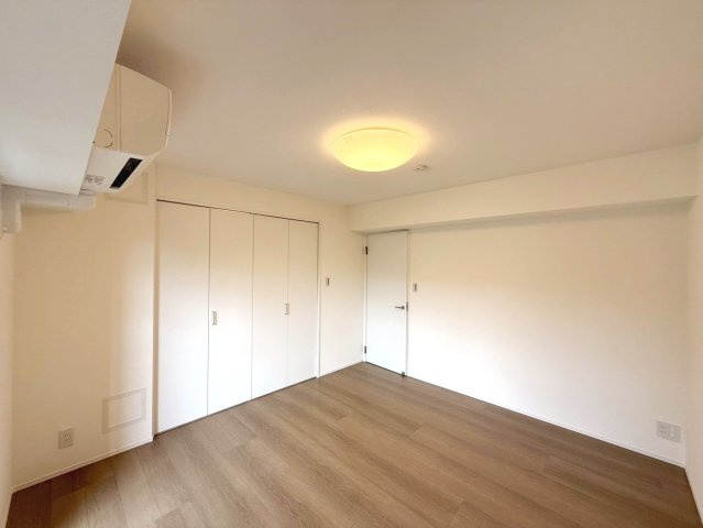 キッチン横の西側西側バルコニーに面する洋室約7.2帖