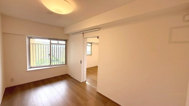 北側洋室約6帖には約4帖の納戸付きです