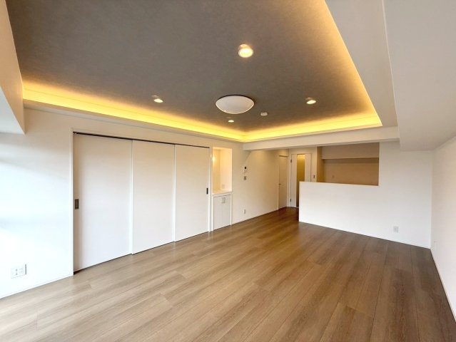 リビングはリラックスできる間接照明の折り上げ天井