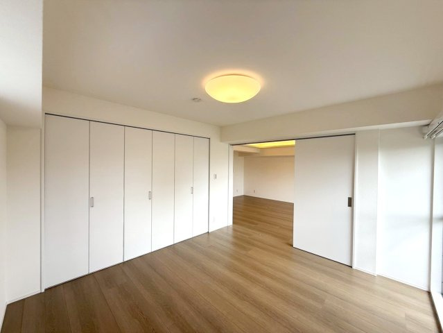 洋室とリビングの間の引き戸は収納出来て開口を広くできます