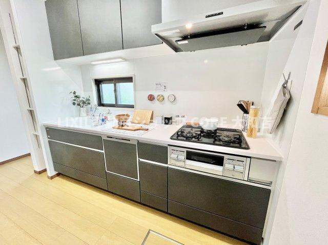 収納も豊富で、キッチン収納に収まらないものを収納出来ます！あったらいいなが標準装備の家です。