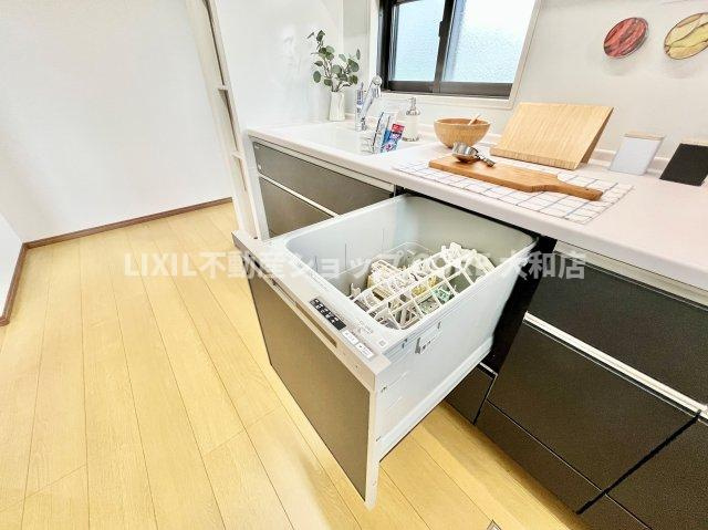 食器洗乾燥機付きで家族の食器もピカピカ。忙しい奥様には欠かせないアイテムのひとつ！！