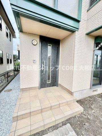「おかえり」と「ただいま」が交差するお家の顔とも言える場所は爽やかで心地良い空間となっています。