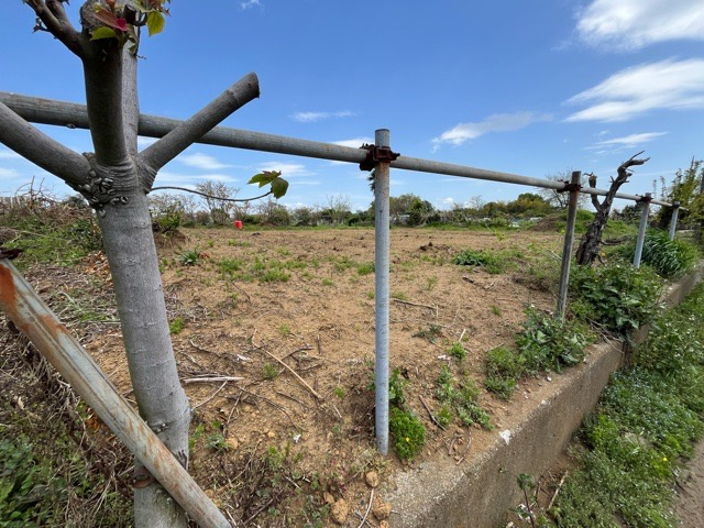 家を建てる場合、方位は要チェックです。現実的に日当たりのよい家ならばリビングは南側、建築基準法でも北側に当たる家への配慮は求められています。土地を見学に行く際は、方位磁針を持って行くようにしましょう。