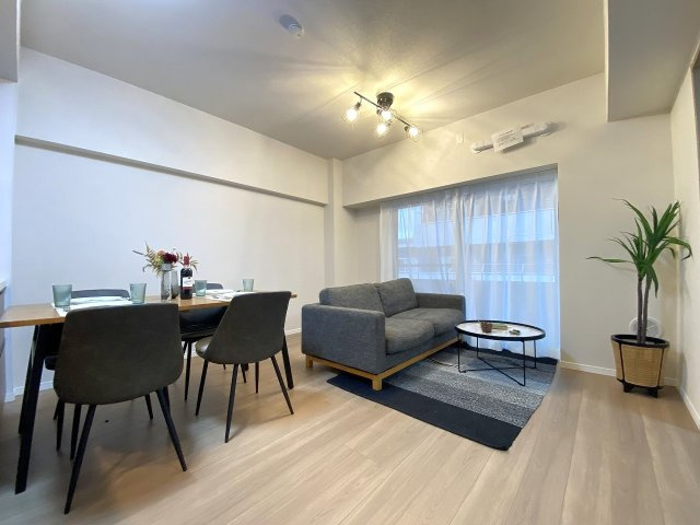 ゆったりとした広さを誇る14.6帖のリビングダイニングです。家族みんなが集まっても伸びやかに過ごせる空間設計となっており、開放的な雰囲気の中で心地よい団らんの時間を楽しめます。
