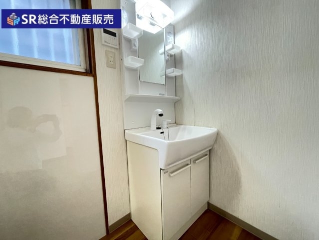 朝の支度にも助かる、独立の洗髪洗面化粧台