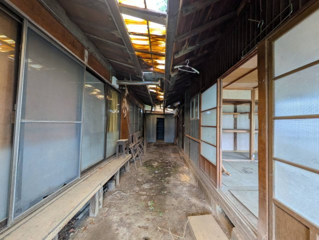 増築部分へ靴のまま移動できる、利便性の高い土間玄関