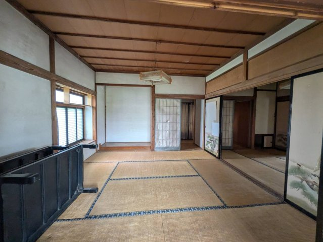 日本の伝統的な趣を感じられる、天井高のある本格的な和室