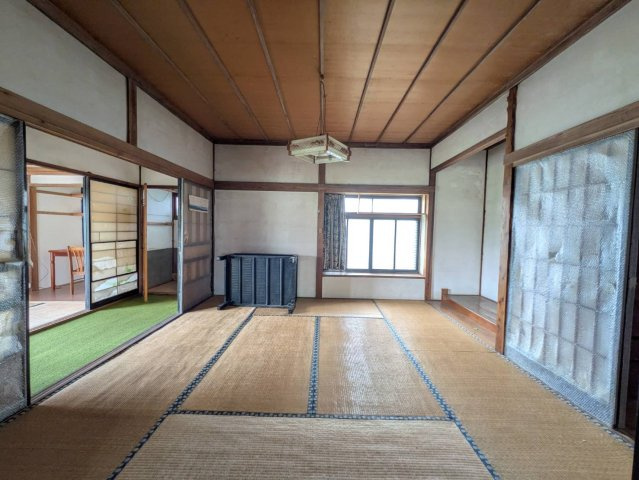 障子から柔らかな光が回る、多用途に使える独立した和室