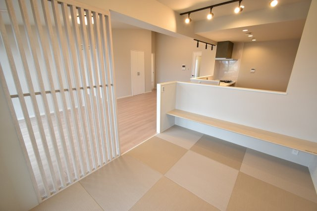落ち着きのある色で統一された室内、気持ちも落ち着き♪お好きな色のカーテンをあわせて気分リラックス♪