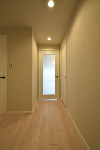 廊下に光を取り入れるリビング扉です！自然光とすっきりダウンライトがおしゃれな空間を明るく照らします♪