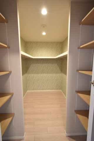 みんなで使えるウォークインクローゼットが完備しています。衣類や、季節もの用品などたくさん収納できます。
