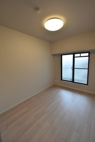 収納が設置されており、お子さんのお部屋やお仕事部屋として、ちょうど良いサイズ感です。
