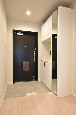 大容量のシューズボックス！便利な姿見付きです！内部は可動棚棚になっているので高さも自在に調整可能です♪