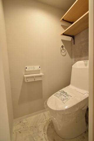最新の節水型トイレです！隅々までお掃除のしやすい構造になっています！100年キレイが続くコーティングが施されています♪