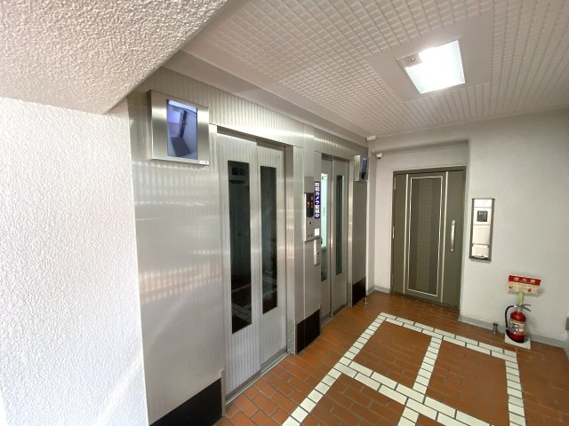 館内のスムーズな移動をサポートするエレベーター設備です。共用部分も綺麗に維持管理されており、荷物の多い日やお買い物帰り、重い荷物を運ぶ際にも大変重宝する、快適な日常生活に欠かせない共用設備です。