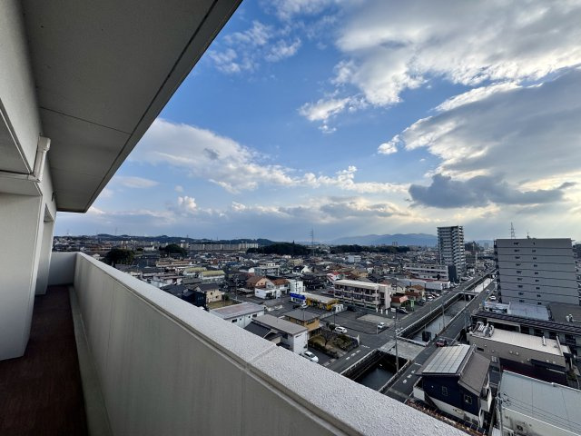 バルコニーからは広い空と街並みを見渡すことができる開放感のある眺望が魅力。周辺は低層住宅が多く、遠くまで視界が抜けるため圧迫感を感じにくい環境です。気持ちの良い景色を楽しめます。