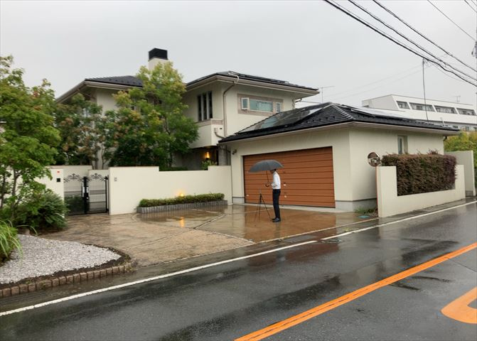 住宅用の土地では前面道路に2m以上接していなければならないと法律で定められています。しかし、お持ちの車のサイズやライフスタイルなどにより、2mでは利便が悪い場合もございますので、事前に確認しましょう。