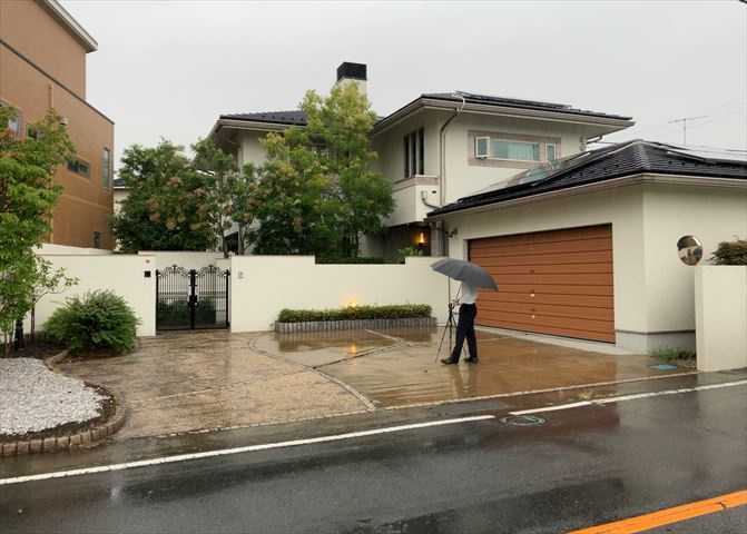 道幅が広い場所は日当たりや風通が良好です。幅が広いのですれ違いも可能ですし大きな車でも駐車可能！一方で、大型車が通ることも多くなるため交通量の増加により騒音に繋がります。また土地の値段が高くなります。