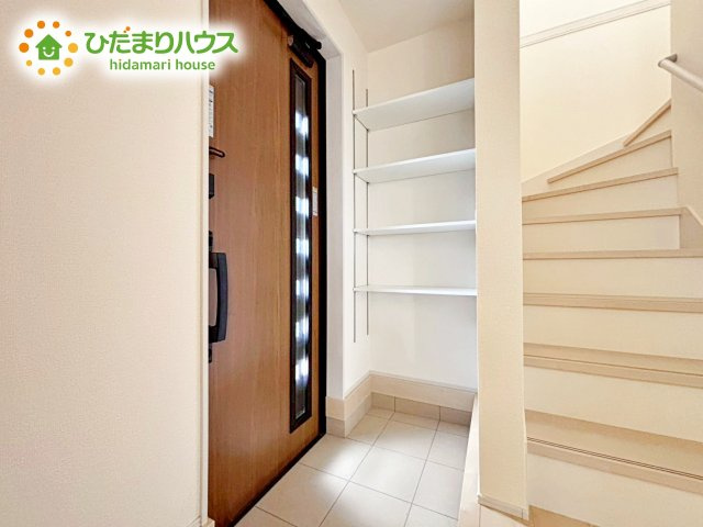 天井まであるシューズボックスは、家族全員の靴が入るため、散らかりがちな玄関もスッキリ片付きますね。