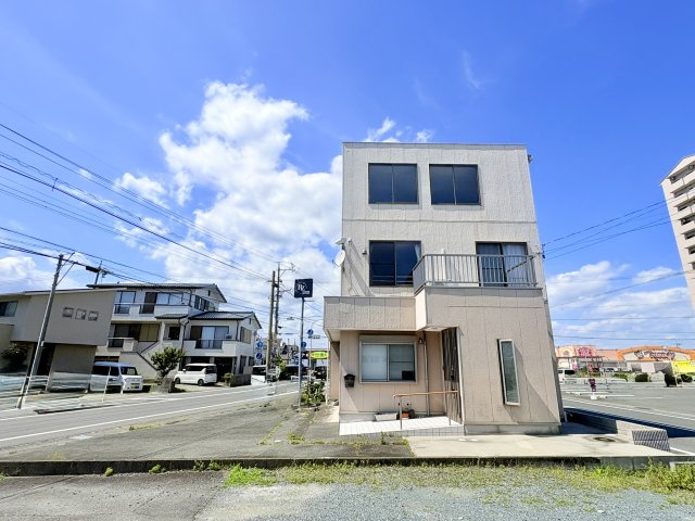 南側、西側、東側は開けていて、日当たり良好です！