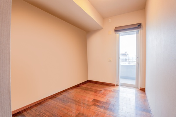 窓から自然光が入る5帖の洋室。シンプルで使いやすく、子供部屋や趣味の部屋に適しています。※CG加工