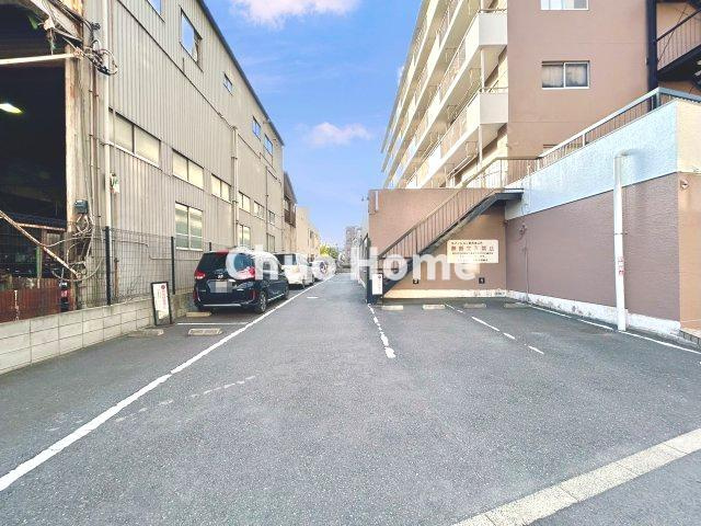 【敷地内駐車場】最新の空き状況や費用などの詳細は担当スタッフまでお問い合わせください。