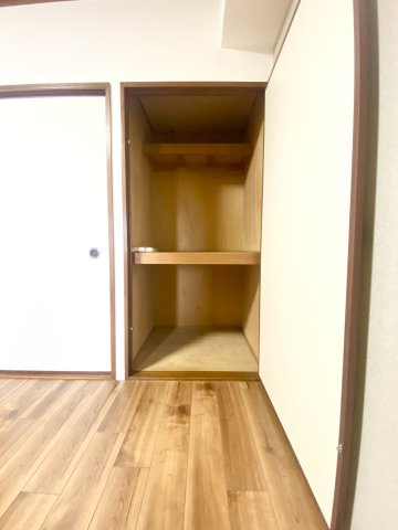 6帖の中部屋にある収納スペース。収納ケースなど利用すればたっぷりと収納できますよ♪