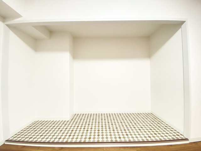 北側6帖洋室にある小上がり部分は、収納スペースとしてもお部屋の一角としても使用することができますね♪