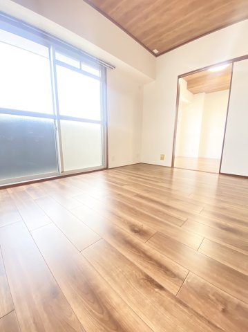 リビングに隣接してある6帖の南側洋室。南向きのため採光も風通しもバッチリなお部屋♪