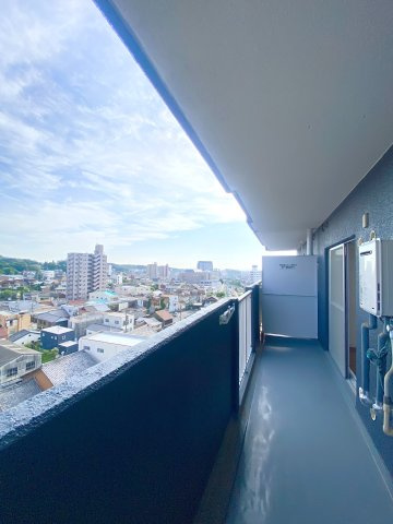 横幅も充分ある南向きのバルコニー。お洗濯物も充分に干すことができますね。風通しもいいためよく乾きそう。