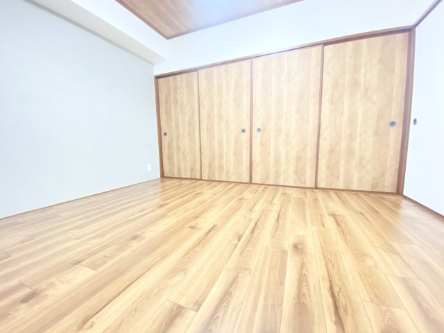 約6帖の中部屋です。続き間になっているため北側と南側のお部屋への行き来もできます。