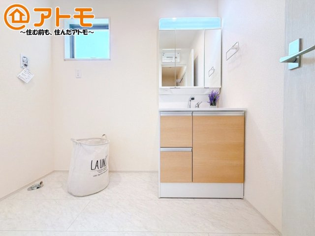 洗面所って朝に混み合いませんか？広々とした脱衣所、3面鏡の独立洗面台で朝の時間を少しお手伝い♪