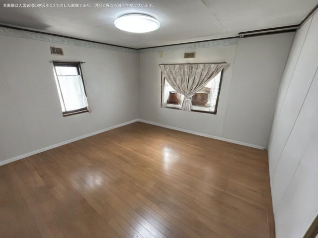 14帖の洋室はセカンドリビングや子ども部屋など、幅広い用途に対応できるゆとりある空間です。二面採光で室内が明るく、開放的な雰囲気です。広さがあるためベッドやデスクなども配置しやすく、快適に過ごせます。