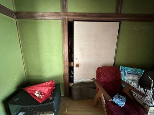 各居室には押入や物入がしっかりと設けられており、収納力も十分に確保されています。収納の多さは日々の生活にゆとりを与え、リフォーム次第ではクローゼット化やパントリーの設置などアレンジも可能です。