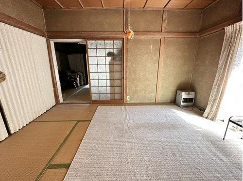 障子越しに差し込む柔らかな光が心地よい和室。伝統的な造りと温もりある木材が落ち着いた空間を演出します。ストーブを置いて冬も快適に過ごせる仕様で、四季を通して快適に利用できる一室です。