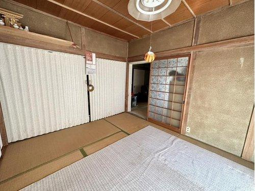 伝統的な造りが残る本格和室。床の間や神棚が設けられており、日本家屋ならではの落ち着いた雰囲気を味わえる空間です。障子や襖も健在で、光を柔らかく取り込む設計。多目的に活用できる一部屋です。