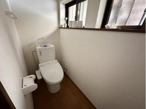 シンプルながらも清潔感のあるトイレスペース。上部に設けられた窓からは柔らかな自然光が差し込み、明るく風通しの良い環境が保たれます。温水洗浄便座を備えており、快適な使い心地にも配慮しています。