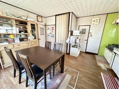 明るく広々としたダイニングキッチン。家族で食卓を囲むのにぴったりな空間で、収納家具や家電スペースも確保されています。床下収納や間仕切りで空間の使い分けも可能。