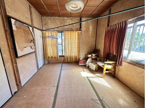 2階に位置する和室は、日当たり良好で明るい空間が広がります。洗濯や物干しにも便利。畳の上でくつろぎながら外の景色を楽しめる、開放感のある部屋です。リフォーム次第で更なる快適性も期待できます。
