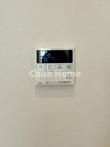 【給湯リモコン】外での一日を忘れさせてくれるオートバス機能でお好みの湯量・温度に調整された浴槽。