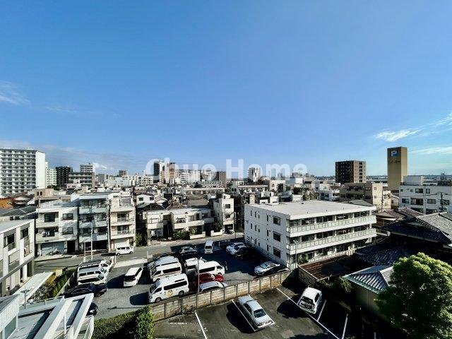 手を伸ばせば、ふれることが出来そうな環境が、そのままインテリアになったような印象です。その豊かな眺望にふさわしい空間には、通風・採光にも優れ、心地よい光と風があふれています