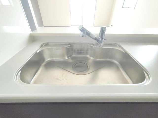 【シンク】　食器洗いもはかどる広々としたシンク。