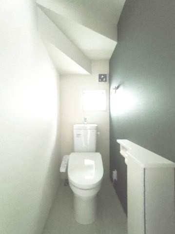 【1階トイレ】　トイレは温水洗浄便座付です。