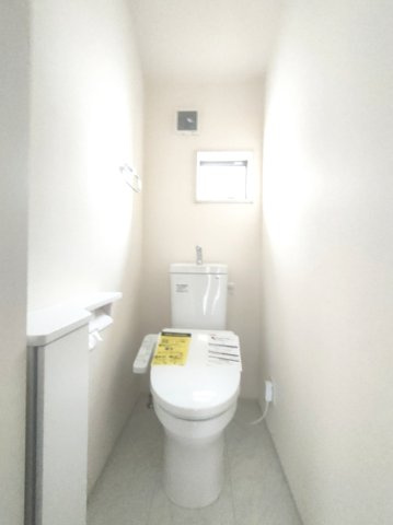 【2階トイレ】　トイレに省スペースで収納を確保しています。