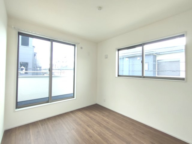 【洋室？】　バルコニーに面した明るいお部屋です。陽気に楽しみ、やすらぐ室内。