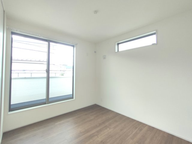 【洋室？】　どのお部屋にも窓があり、明るく過ごしやすい空間となっています。　